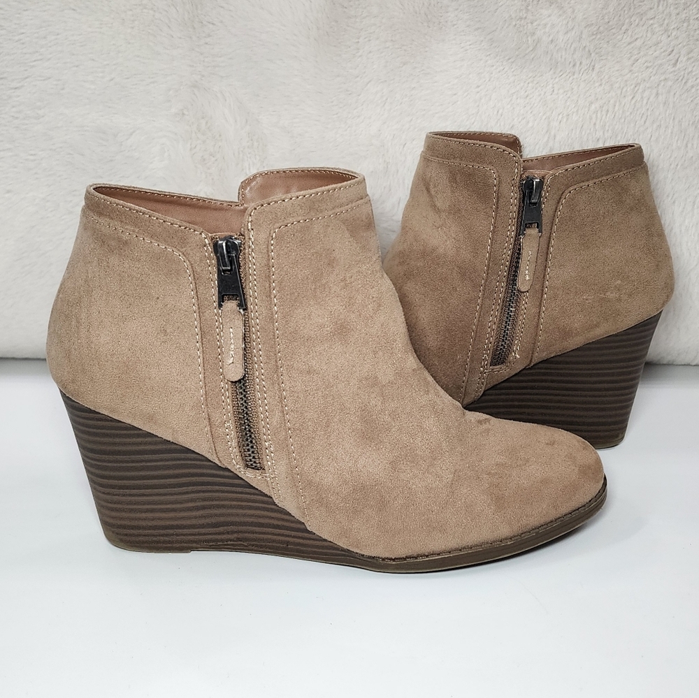 Time & Tru Wedge Ankle Bootie Faux Suede Memory Foam Boots Tan Size 10 - Picture 1 of 4